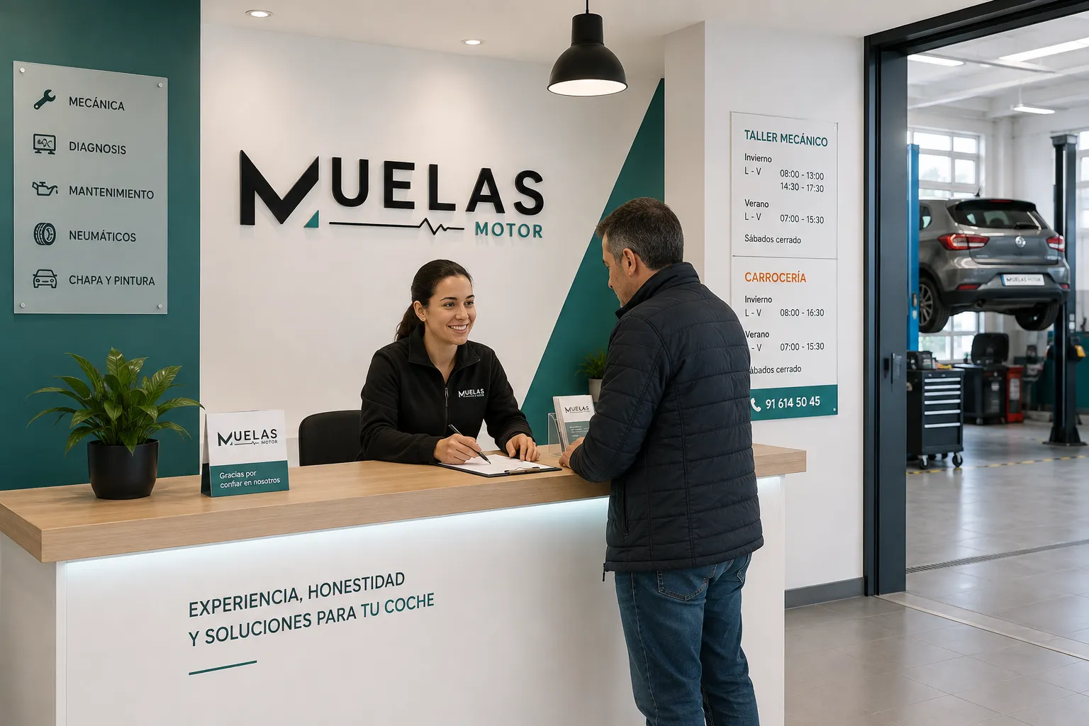 Recepción de Muelas Motor atendiendo a un cliente en el taller de Móstoles
